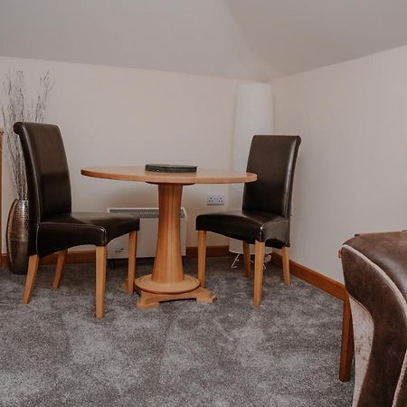Lovely New 1 Bedroom Loft Apartment With On Drive Parking Trowbridge Kültér fotó