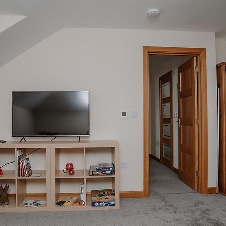 Lovely New 1 Bedroom Loft Apartment With On Drive Parking Trowbridge Kültér fotó