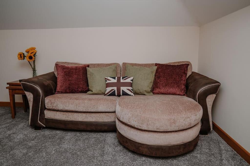 Lovely New 1 Bedroom Loft Apartment With On Drive Parking Trowbridge Kültér fotó