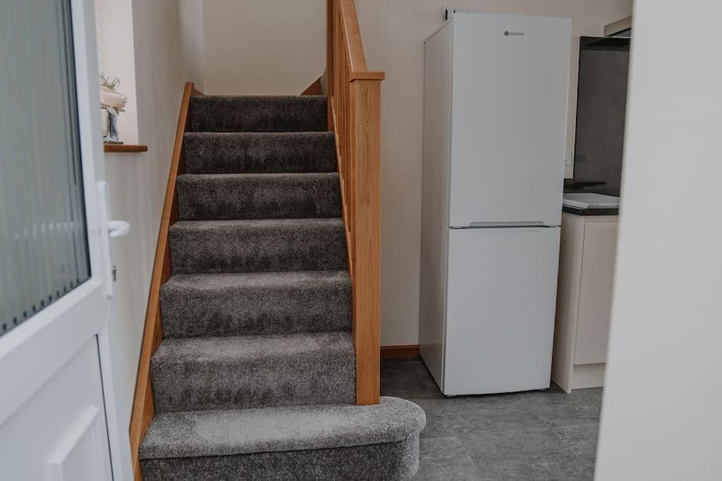 Lovely New 1 Bedroom Loft Apartment With On Drive Parking Trowbridge Kültér fotó