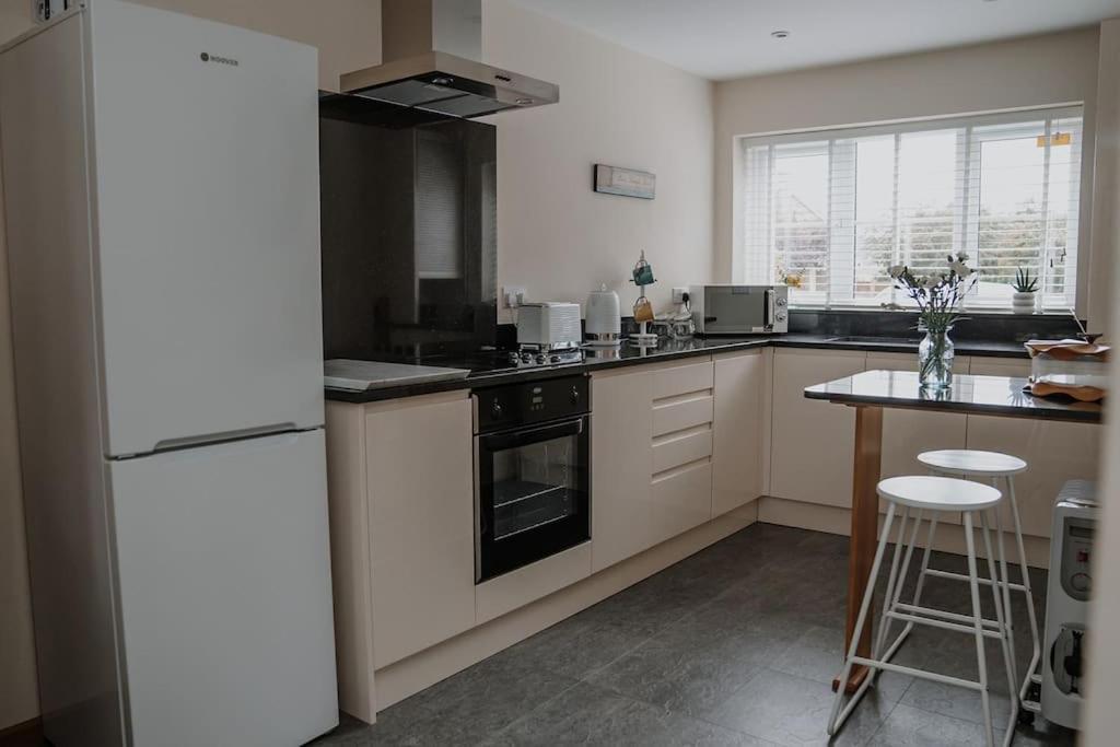 Lovely New 1 Bedroom Loft Apartment With On Drive Parking Trowbridge Kültér fotó