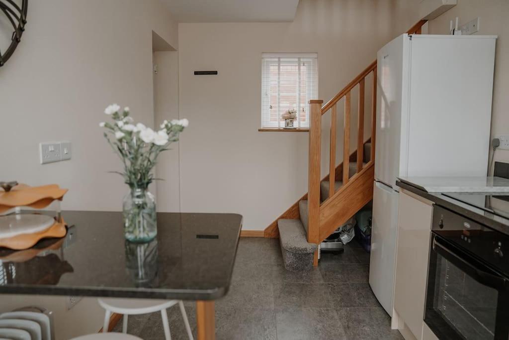 Lovely New 1 Bedroom Loft Apartment With On Drive Parking Trowbridge Kültér fotó