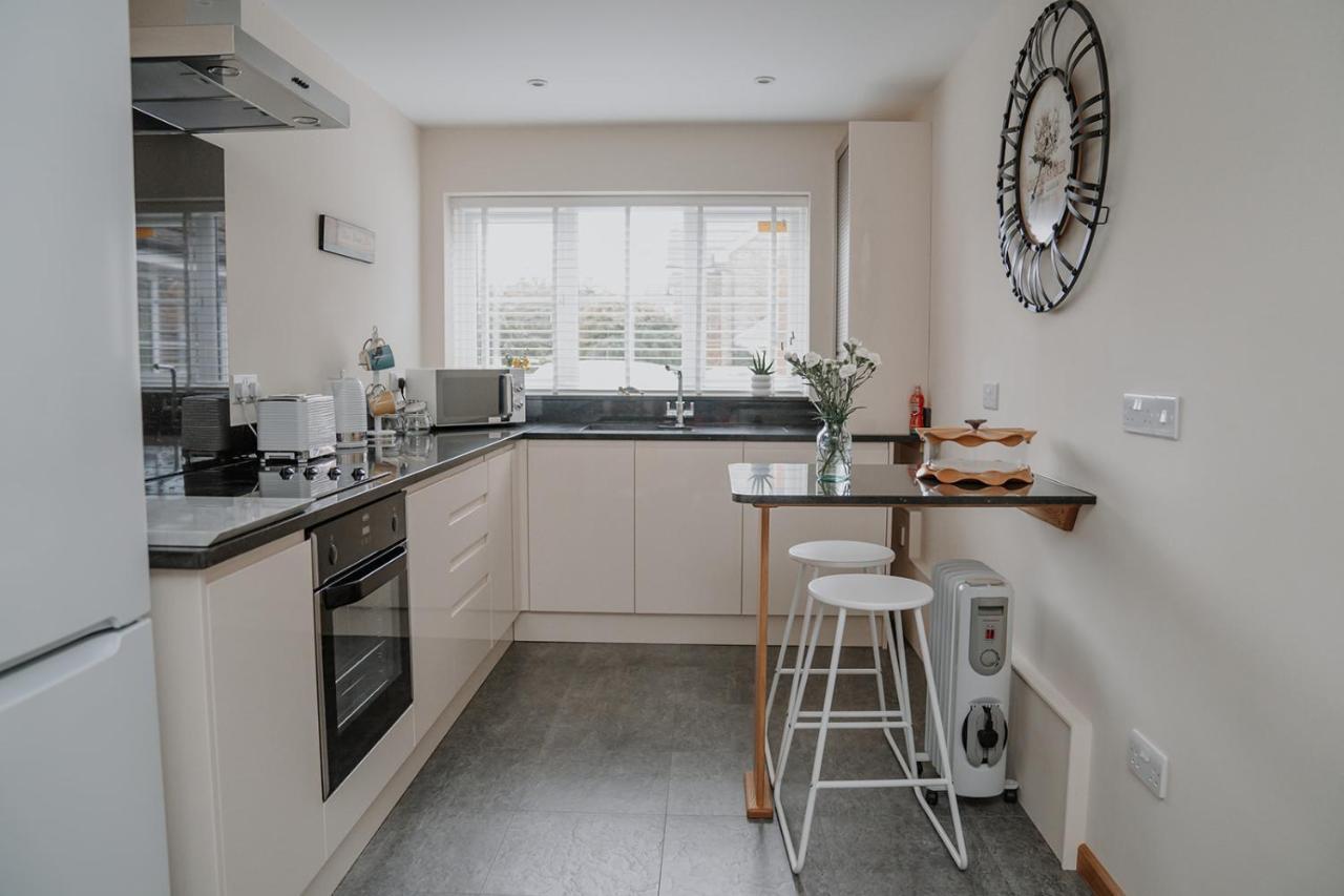 Lovely New 1 Bedroom Loft Apartment With On Drive Parking Trowbridge Kültér fotó