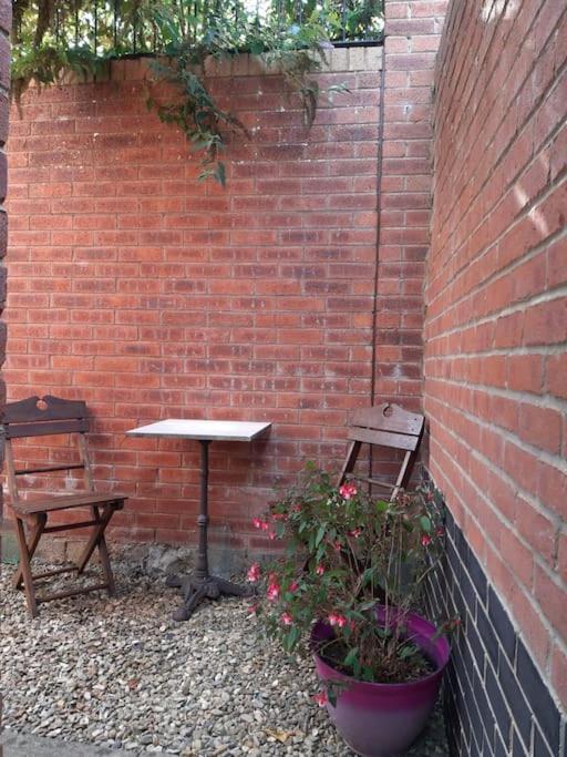 Lovely New 1 Bedroom Loft Apartment With On Drive Parking Trowbridge Kültér fotó