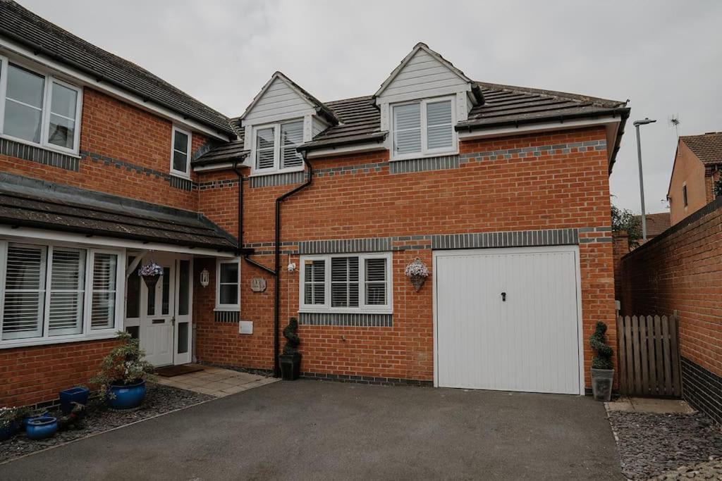 Lovely New 1 Bedroom Loft Apartment With On Drive Parking Trowbridge Kültér fotó