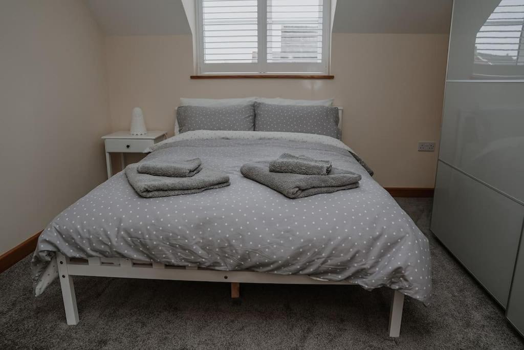 Lovely New 1 Bedroom Loft Apartment With On Drive Parking Trowbridge Kültér fotó