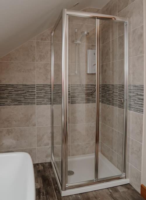 Lovely New 1 Bedroom Loft Apartment With On Drive Parking Trowbridge Kültér fotó