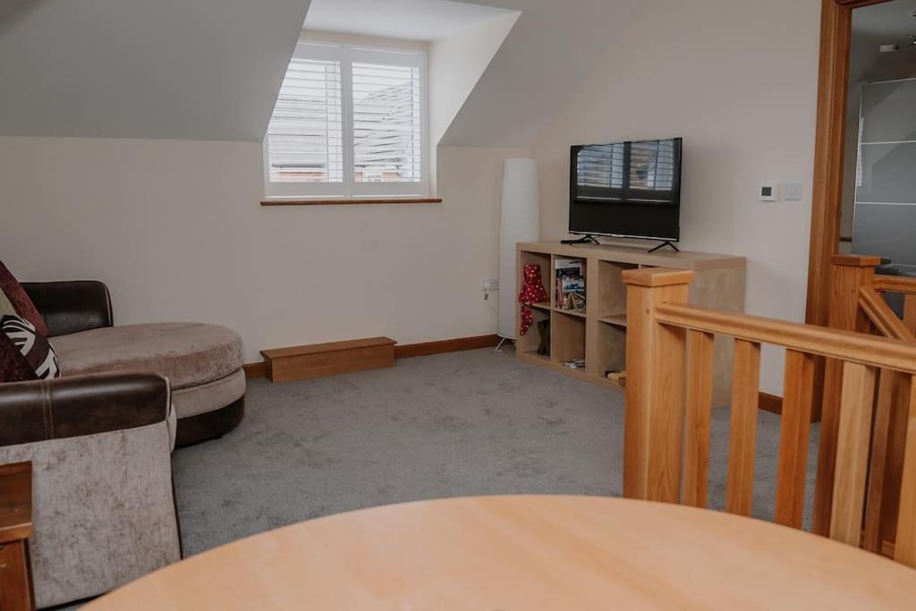 Lovely New 1 Bedroom Loft Apartment With On Drive Parking Trowbridge Kültér fotó