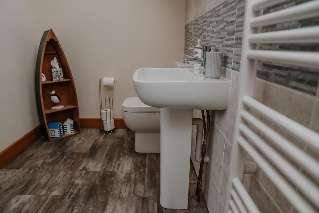 Lovely New 1 Bedroom Loft Apartment With On Drive Parking Trowbridge Kültér fotó