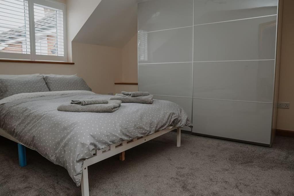 Lovely New 1 Bedroom Loft Apartment With On Drive Parking Trowbridge Kültér fotó
