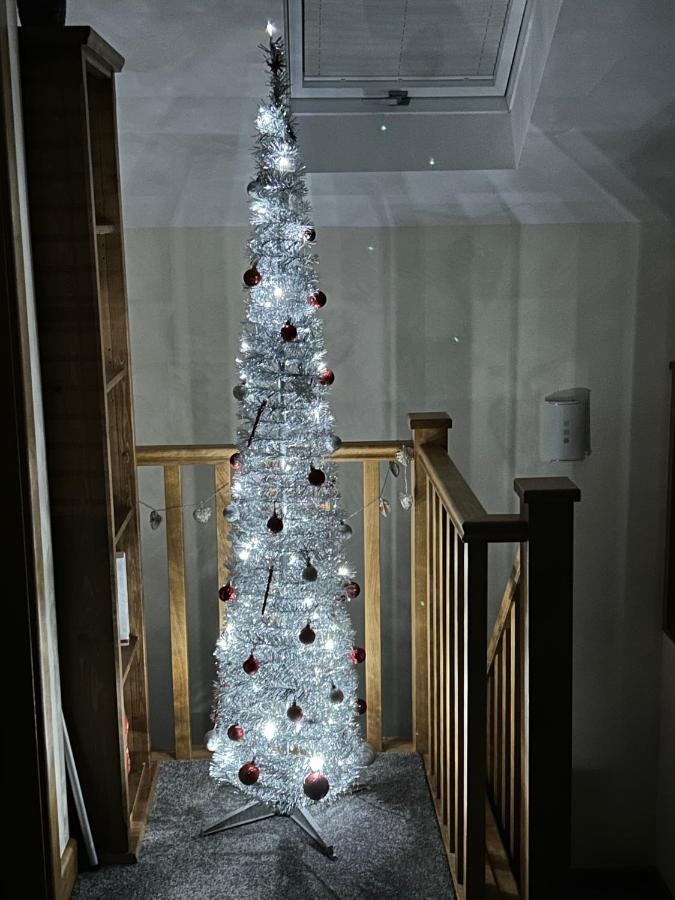 Lovely New 1 Bedroom Loft Apartment With On Drive Parking Trowbridge Kültér fotó